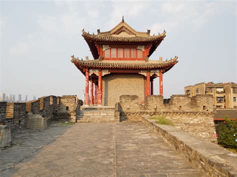 De Xiangyang Gou Pagoda: Een imposante baken van historische grandeur en spirituele rust!