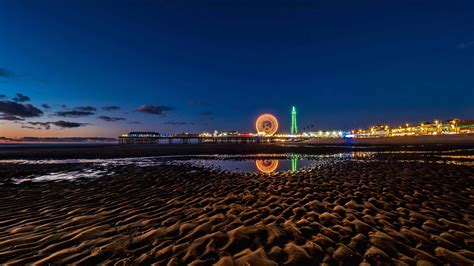 The Blackpool Tower: Een Icoon van Vermaak en Adembenemende Uitzichten!