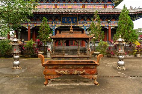 De Mysterieuze Schone van de Longquan Tempel: Ontdek een Vredige Oase in Songyuan!