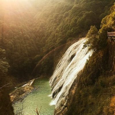  De Mythische Ningde Yuanyang Jade Waterfall: Een Sprookjesachtig Spektakel en een Oase van Rust!