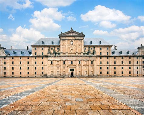 El Escorial: Een koninklijk klooster vol geheimen en kunst!