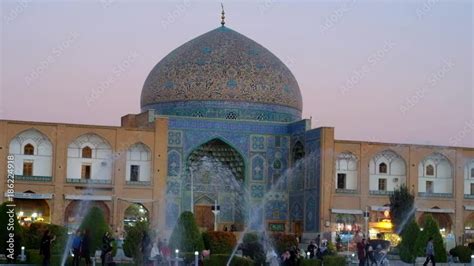 Shahzade Mosque: Een Architecturale Parel van de Safavidische Tijd!