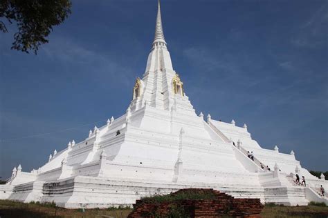 Wat Phu Khao Thong: Een Verborgen Schat op de Top van een Heuvel!